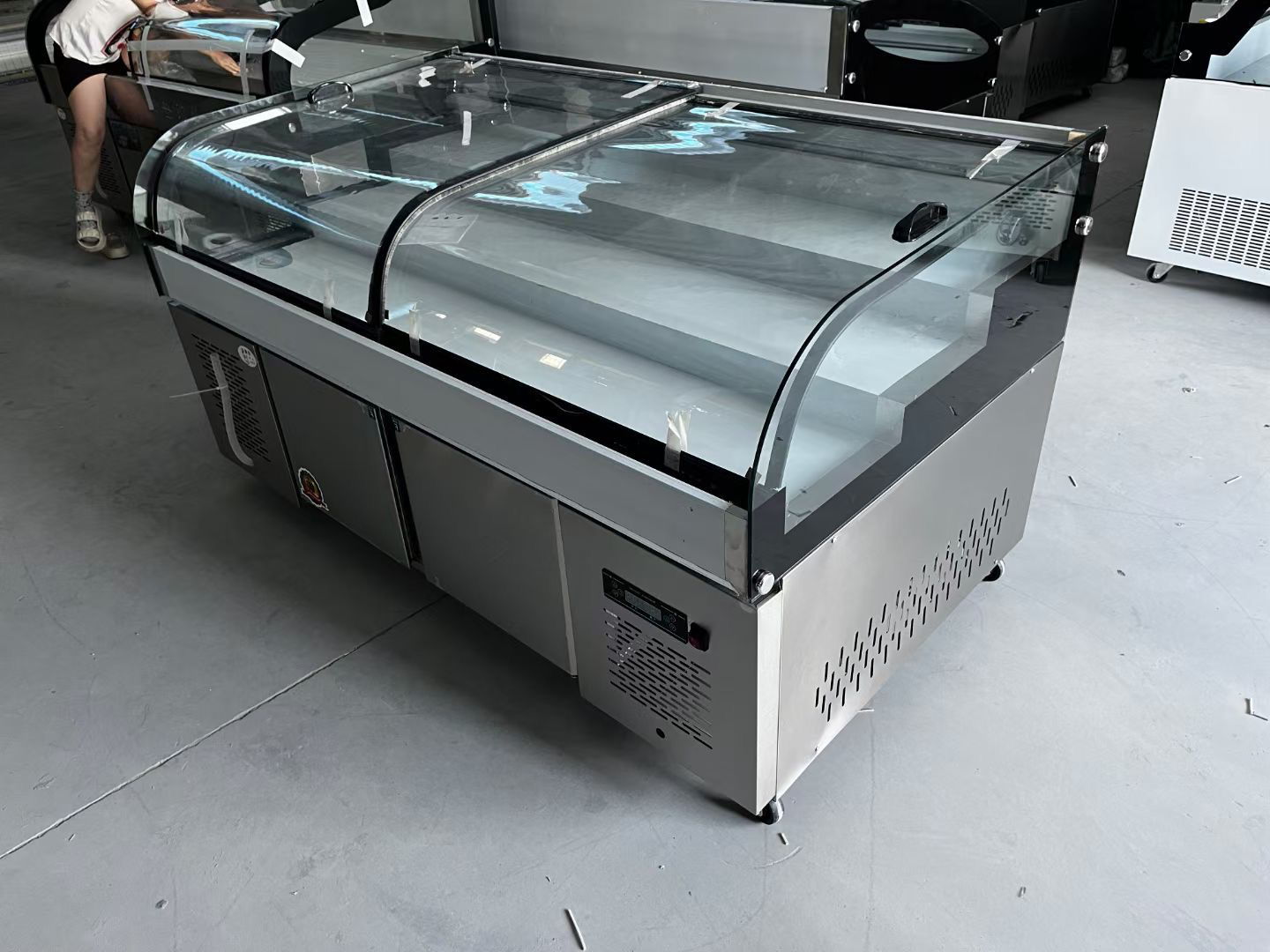 Dual-Temperature Curved Step Cabinet